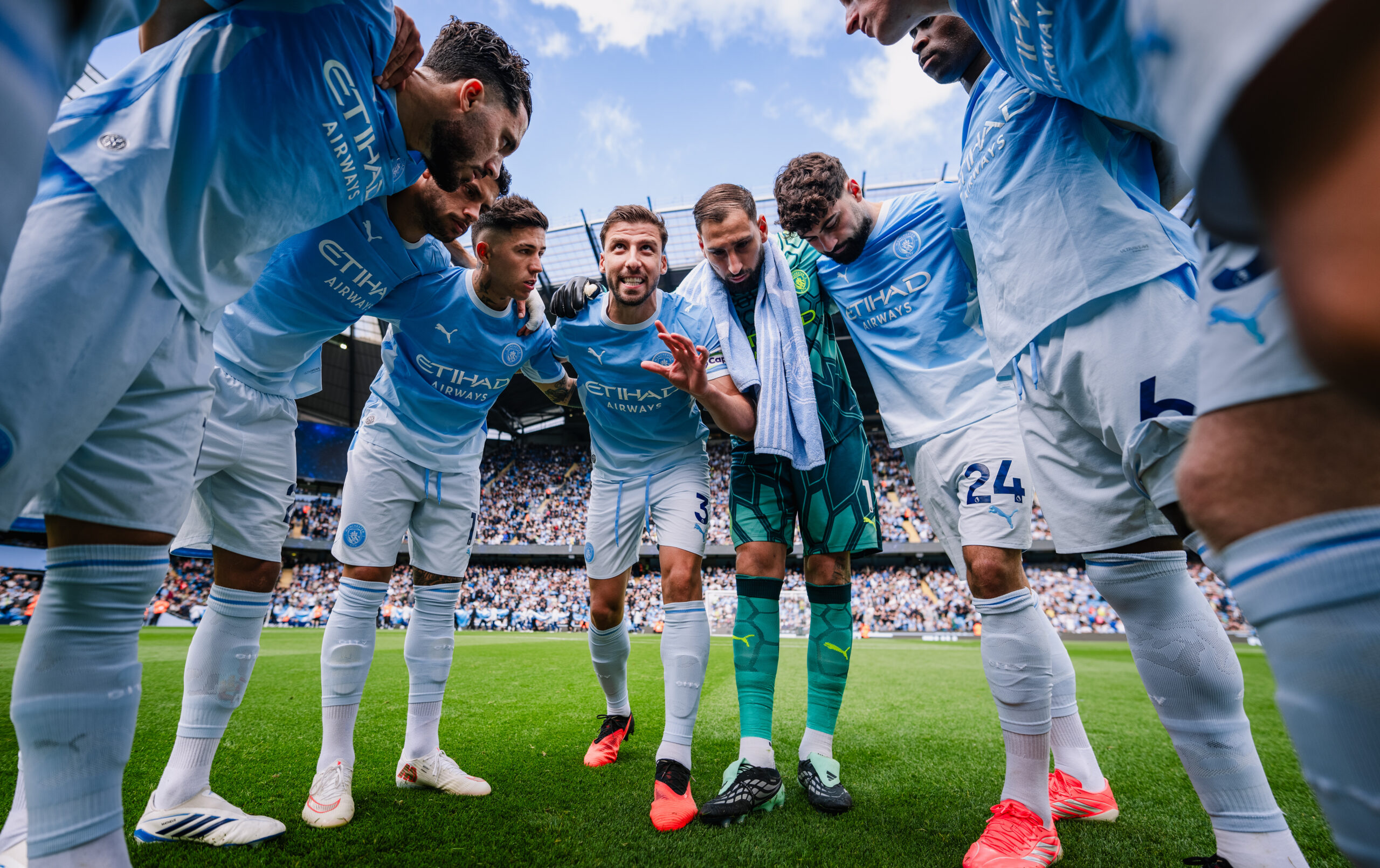Ruben Dias of Manchester City leads the team huddle on the pitch ahead of kick-off during the Premier League match between Manchester City and Sunderland at the Etihad Stadium, Manchester, England. Sunday 20th September 2026. (Photo by Tom Flathers/Manchester City FC)